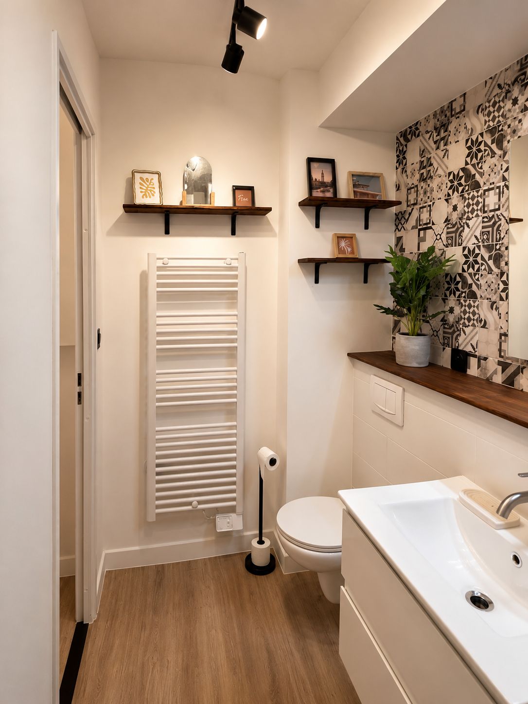 Un baño moderno con inodoro, lavamanos y repisas con objetos decorativos.