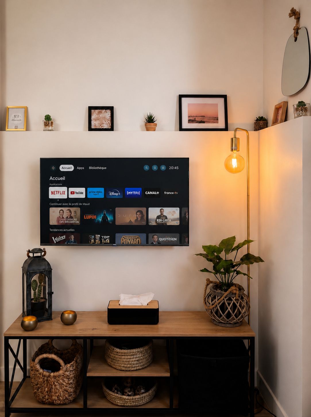 Ein Flachbildfernseher an der Wand, der eine Streaming-Dienstoberfläche mit verschiedenen Apps und Kanälen zeigt.
