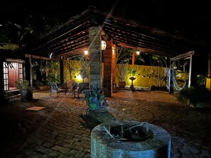 An outdoor patio area with a pergola, seating, and potted plants. - Country house in Itatiba, São Sebastião retreat (Itatiba)