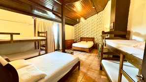 A room with bunk beds, a wooden headboard bed, a small desk, and a chair. - Country house in Itatiba, São Sebastião retreat (Itatiba)