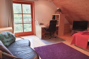 A room with a desk, a chair, a bed, and a window. - Holiday apartment with 4 bedrooms (Pegnitz)