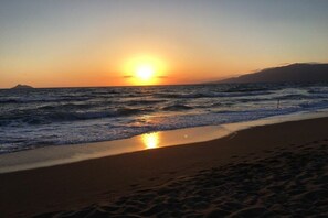 A beach with waves and a sunset. - Villa in Kalamaki with swimming pool (Kalamaki)