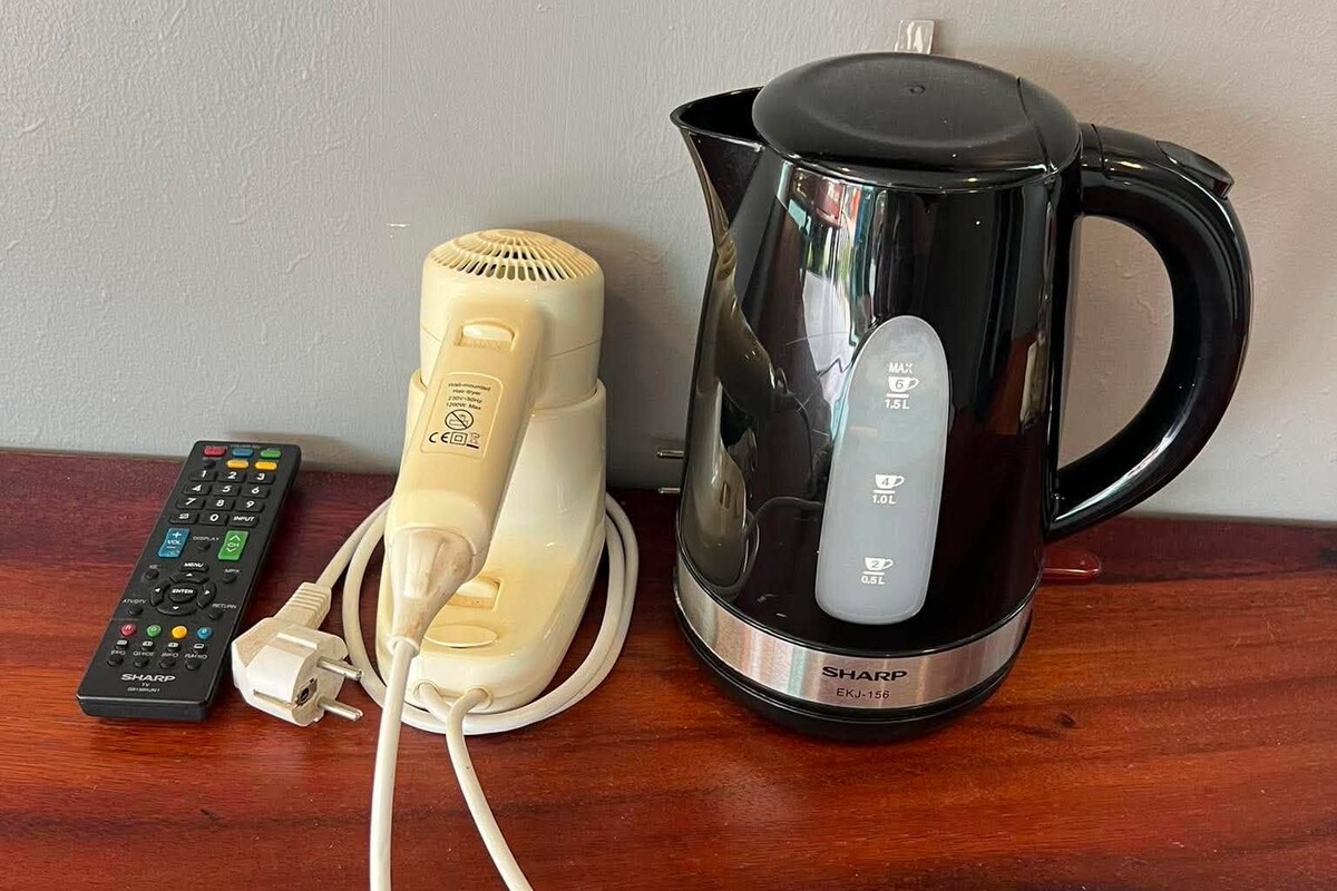 Deluxe kamer, balkon, uitzicht op zwembad | Koffie en/of koffiezetapparaat