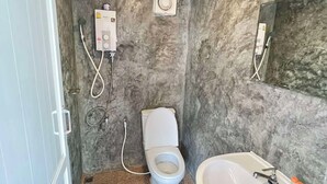 Kamar Deluks, balkon, pemandangan kolam renang | Kamar mandi