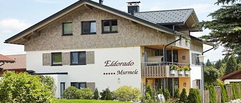 Un bâtiment à deux étages doté d’un balcon et d’une enseigne sur laquelle on peut lire : « Eldorado Murmele ».