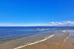 A beach with clear blue water and a sandy shore. - Holiday apartment with 1 bedroom (Heringsdorf (Seebad))