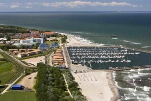 A coastal area with a marina, beach, and buildings. - Holiday apartment 3 “Hanne Nüte” (Kühlungsborn)
