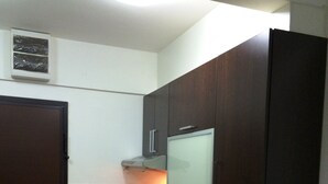 Una cucina compatta con fornello, lavello e forno a microonde.