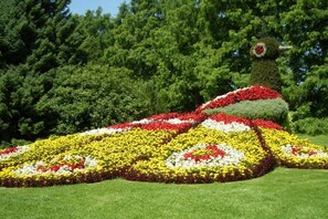 Un jardin aménagé avec une grande composition florale en forme de véhicule.