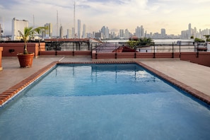 A rooftop pool with a city skyline view. - Loft moderno para 2 personas | Plaza Bolívar, Casco Viejo. (Casco Viejo)