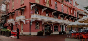 A red building with a sign reading 'CASABLANCA' and outdoor seating. - Loft moderno para 2 personas | Plaza Bolívar, Casco Viejo. (Casco Viejo)