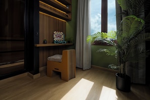 A room with a wooden bench, a small table with a colorful object, a potted plant, and a view of the sky through a window. - Loft moderno para 2 personas | Plaza Bolívar, Casco Viejo. (Casco Viejo)
