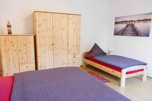 A bedroom with a bed, a wardrobe, and a picture on the wall. - Fiedler holiday apartments (Heringsdorf (Seebad))