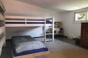 A child's bedroom with bunk beds, a desk, and a window. - Holiday home in Frejus with swimming pool (Frejus)