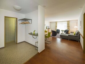 Eine moderne Wohnung mit Wohnzimmer, Essbereich und Küche.