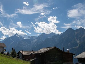 A mountain landscape with houses and a clear sky. - Bergsonne, (Grächen), by Interhome (Grächen)