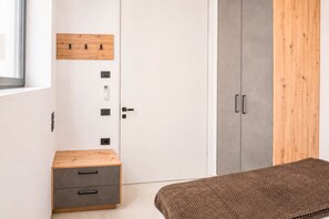 Ein Schlafzimmer mit Schrank, Nachttisch und Bett.