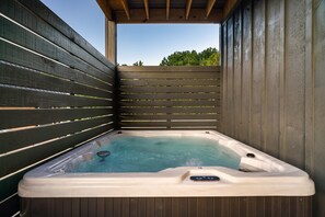 A hot tub with a wooden deck surrounding it. - Smokiedoki Lodge - 3 Ensuite Bedrooms + Loft Near Parkway (Pigeon Forge)