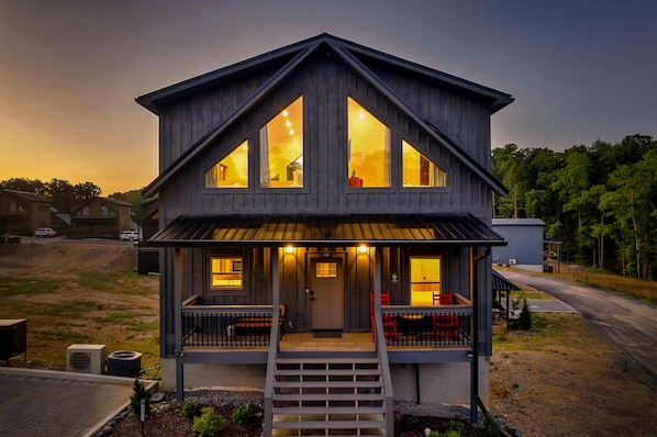 A two-story wooden house with a porch, large windows, and a visible number "420". - Smokiedoki Lodge - 3 Ensuite Bedrooms + Loft Near Parkway (Pigeon Forge)