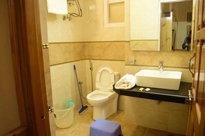 Ein Badezimmer mit Toilette, Waschbecken und Spiegel.