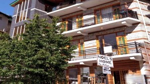 Un edifici de diversos pisos amb un balcó al segon pis.