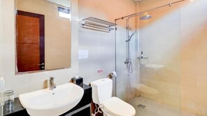 Habitación Deluxe con 2 camas individuales, vista al jardín | Baño | Regadera, amenidades de baño gratuitas, toallas, jabón 