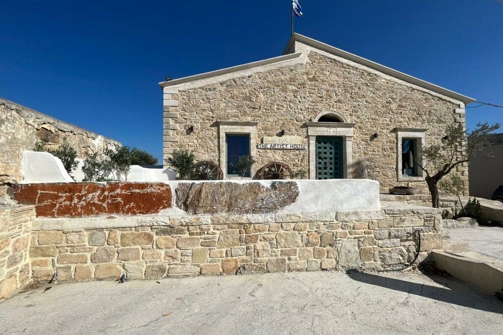 Un edificio de piedra con un letrero que dice 'The Artist House'.