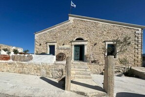 Un edifici de pedra amb un rètol que diu 'The Artist House'.