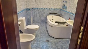 A bathroom with a toilet, bathtub, and sink. - Queens Hotel (Tashkent)
