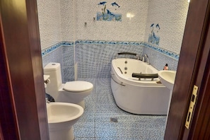 Phòng đôi Deluxe, ban công, quang cảnh sân vườn | Phòng tắm | Máy sấy tóc, dép đi trong nhà, khăn tắm, xà phòng 