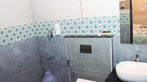 Dusch, hårtork, handdukar och tvål
