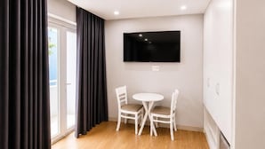 Habitación doble superior, balcón | Restauración