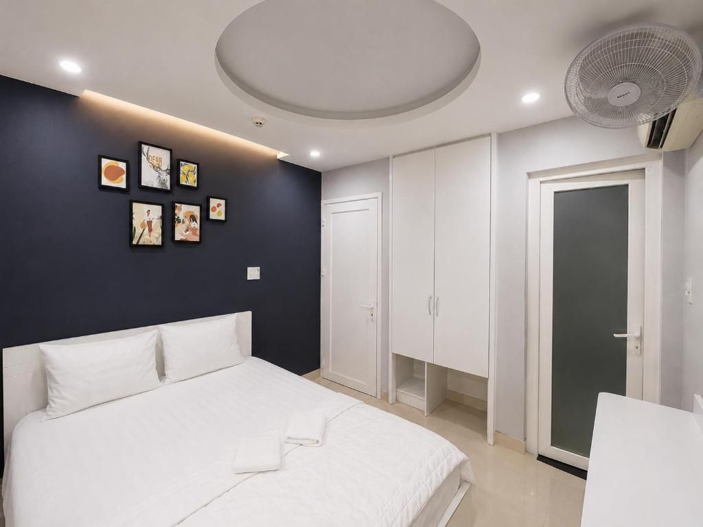 Een slaapkamer met een bed, een kledingkast en een deur.