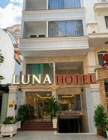 Entrada do Hotel Luna com fachada imponente, escadaria que leva à entrada e placa com o nome do hotel.