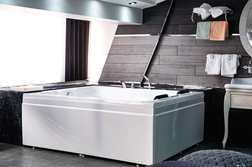 KARA APART OTEL - Luxurious Suite with Private Jacuzzi & Fireplace