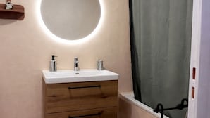 Unclassified image, 4 of 14, button - Vrbo Property (Cavaillon)