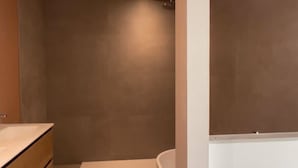 Deluxe Double Room, Garden View | Bathroom | Hair dryer, towels, soap, shampoo - La cour des agapanthes (Bain-de-Bretagne)