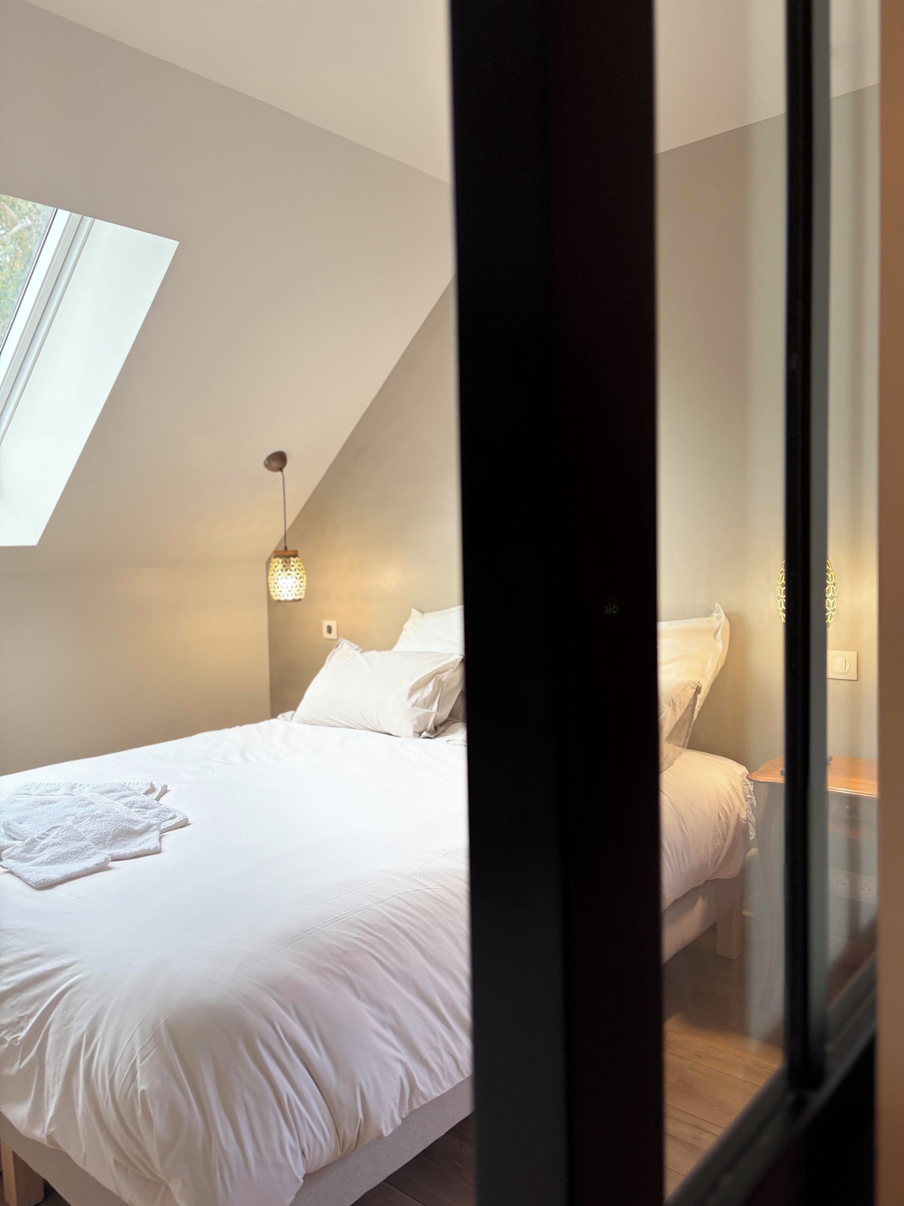Habitación Deluxe con 1 cama doble o 2 individuales | Sábanas de algodón egipcio, ropa de cama de alta calidad, escritorio