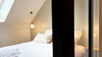 Habitación Deluxe con 1 cama doble o 2 individuales | Sábanas de algodón egipcio, ropa de cama de alta calidad, escritorio