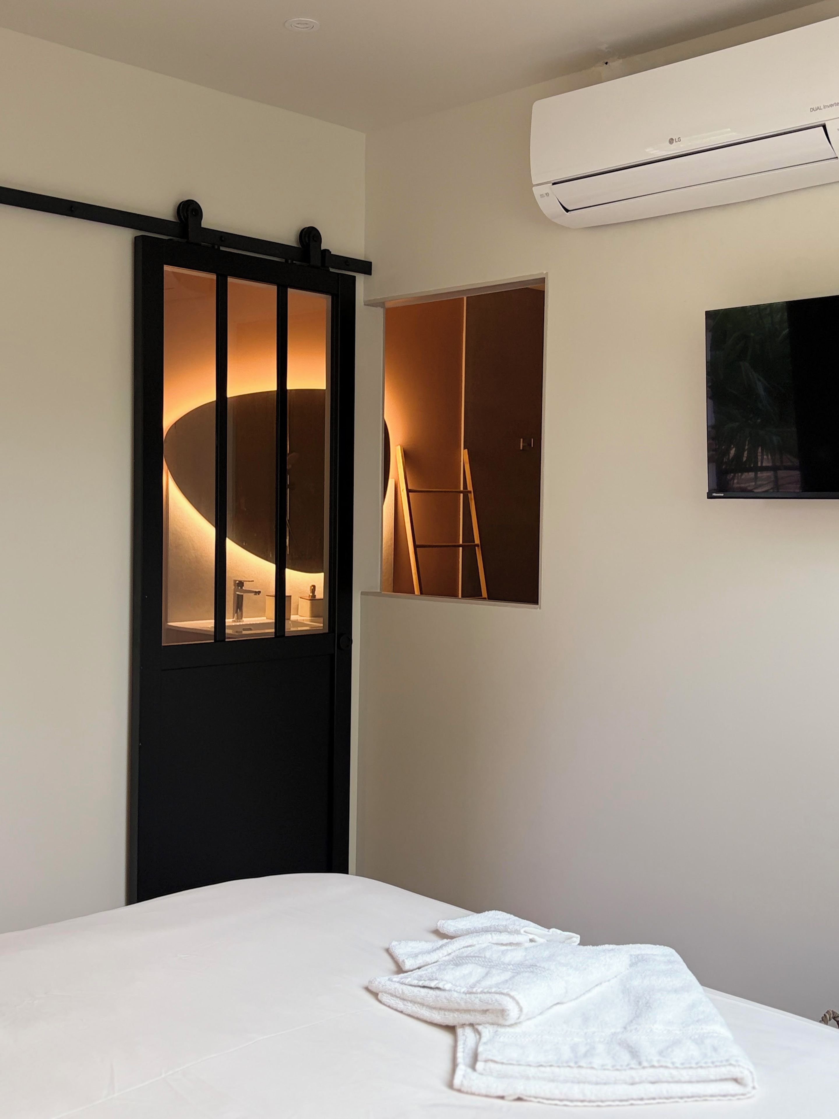 Habitación Deluxe con 1 cama doble o 2 individuales | Baño | Cabezal de ducha tipo lluvia, secador de pelo, toallas y jabón