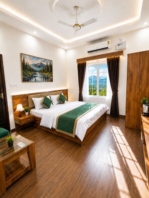 Una habitación de hotel con una cama grande, un escritorio, una mesita de noche, un cuadro y una ventana con cortinas.