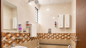 Deluxe Double Room, City View | Bathroom - Hotel JM Residency (Bengaluru)