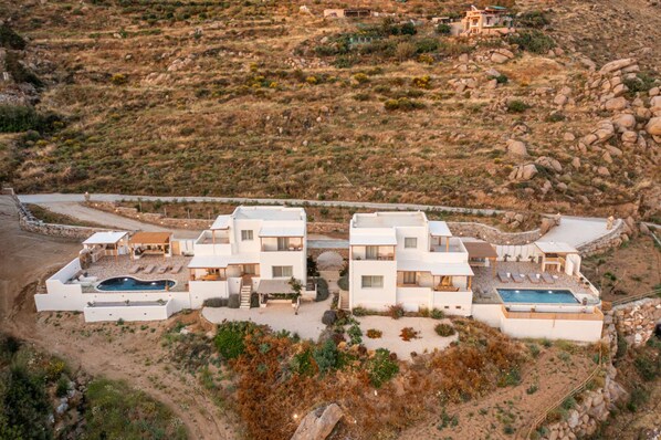Une villa moderne dotée d’une piscine, d’un espace extérieur aménagé et offrant une vue sur le paysage environnant.