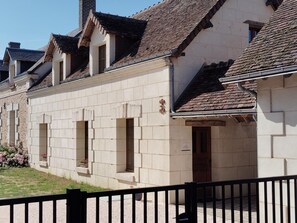 A row of traditional buildings with stone facades and pitched roofs. - Charming cottage in the heart of the Loir Valley (SAINT ARNOULT)