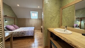 Room - Rustic cottage, pool - 5 guests (Tronget)
