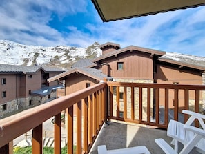 A wooden balcony with a view of snow-covered mountains and a clear sky. - Pleasant apartment with balcony - 4 guests (Les Menuires)