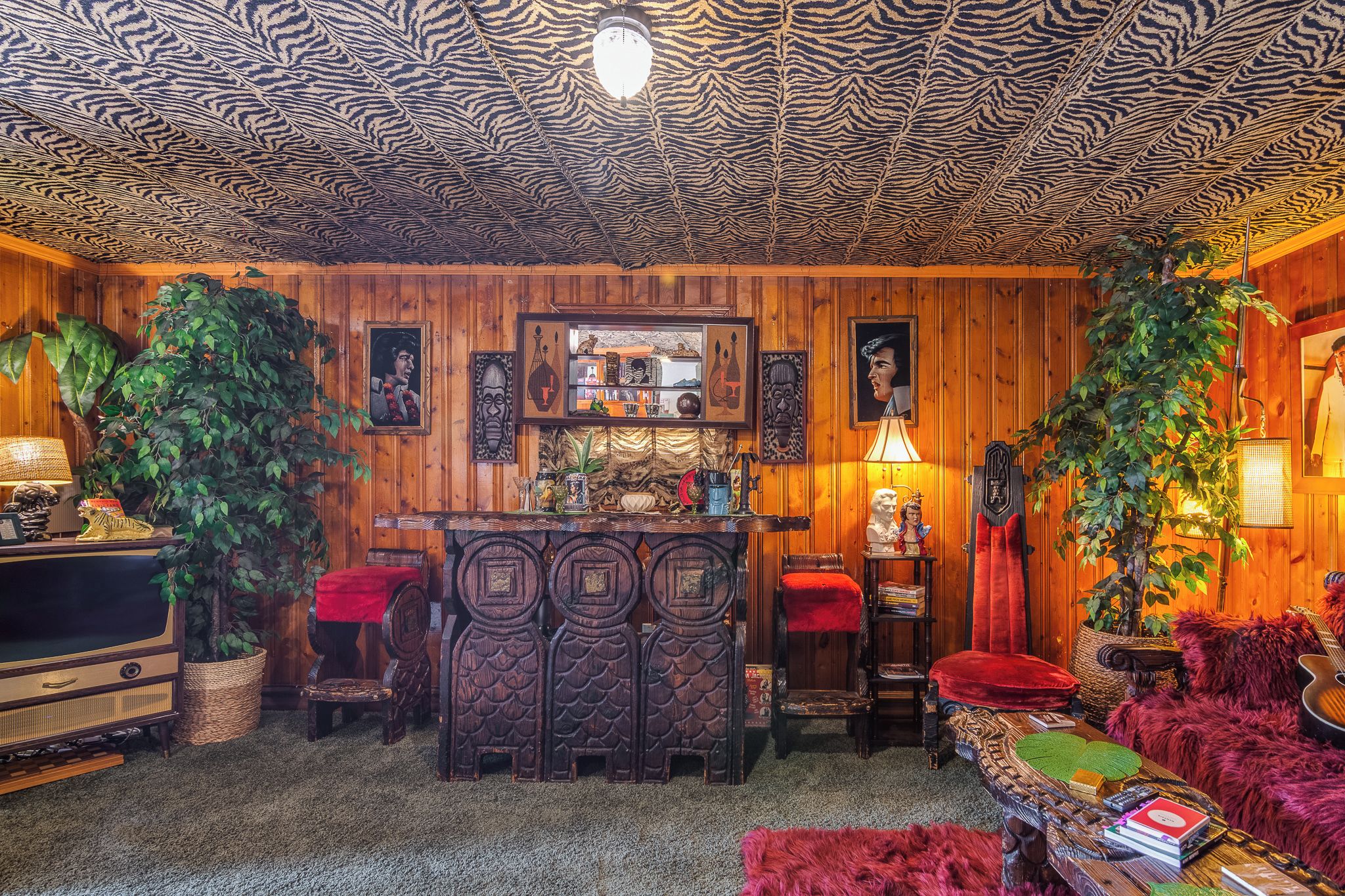 Ein Zimmer mit einer Holztresorecke, Sitzgelegenheiten und verschiedenen Dekorationselementen.