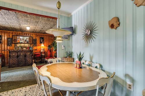 Stay, Sleep & Dream Elvis in a Vintage 1950s Home Near Graceland