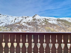 Paisatge de muntanya amb pics nevats i un cel serè.