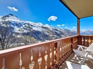 A balcony with a view of snow-covered mountains under a clear sky. - Spacious apartment near slopes - 4 guests (Les Menuires)